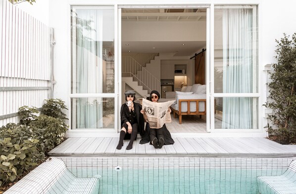 Escritorio, wifi gratis y ropa de cama