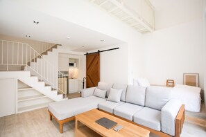 Escritorio, wifi gratis y ropa de cama