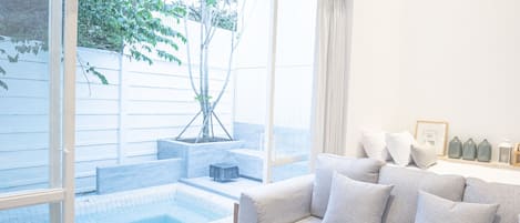 Villa with Private Pool | Piscine privée