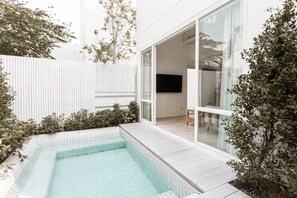 Escritorio, wifi gratis y ropa de cama