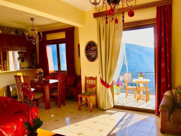 Basic Penthouse | Living area