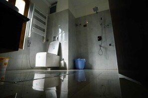 Deluxe Room | Bathroom