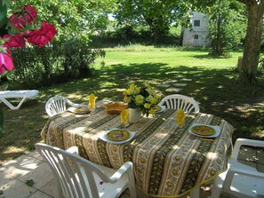 Outdoor dining - La Grupi, charming gite in beautiful surroundings (Albaron)