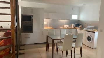 Een koelkast, een microgolfoven, een oven, een kookplaat