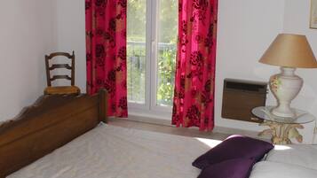 3 slaapkamers, een strijkplank/strijkijzer, reisbedje, wifi