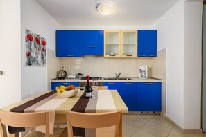 Fridge, oven, stovetop, coffee/tea maker