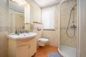 Shower, hair dryer, towels - A one bedroom apartment with balcony and private parking in town - Dragica 2 (Umag)