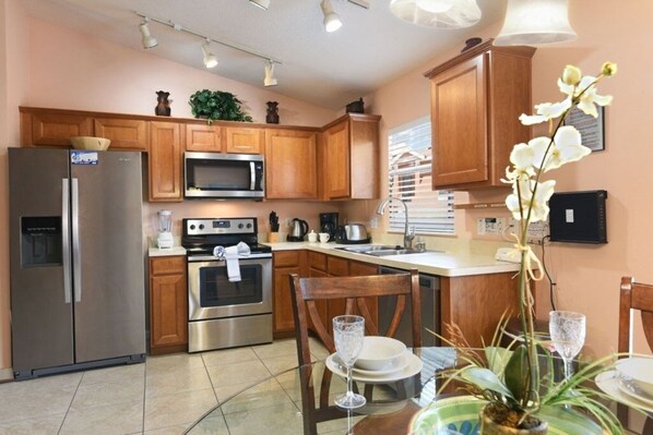 House, 4 Bedrooms | Private kitchen - 4 Bed Pool Game Room In Sandy Ridge 4 Bedroom Home by Redawning (Davenport)