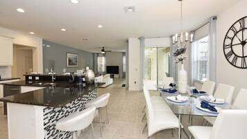 House, 6 Bedrooms | Private kitchen