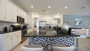 House, 6 Bedrooms | Private kitchen