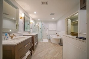 Shower, hair dryer, towels, soap - Secluded Cove Lake House - Hot Tub & Boat Dock! (Hot Springs)
