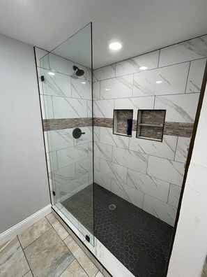 Dusche, Haartrockner, Handtücher, Seife