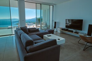 TV connectée, table de tennis de table, chaîne hi-fi
