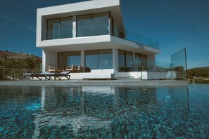 Piscine extérieure, piscine à débordement