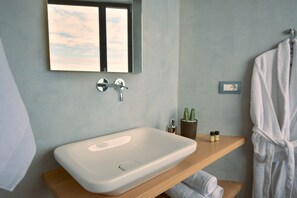 Combined shower/bathtub, hair dryer, towels, soap