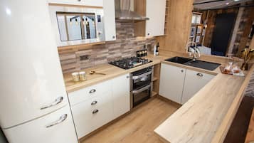Knightwood, Hot Tub 8 (6+2) Elec Point | Private kitchen | Fridge, microwave, oven, stovetop