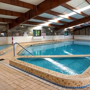 Indoor pool, seasonal outdoor pool - Sandy Balls  Holiday Village (Fordingbridge)