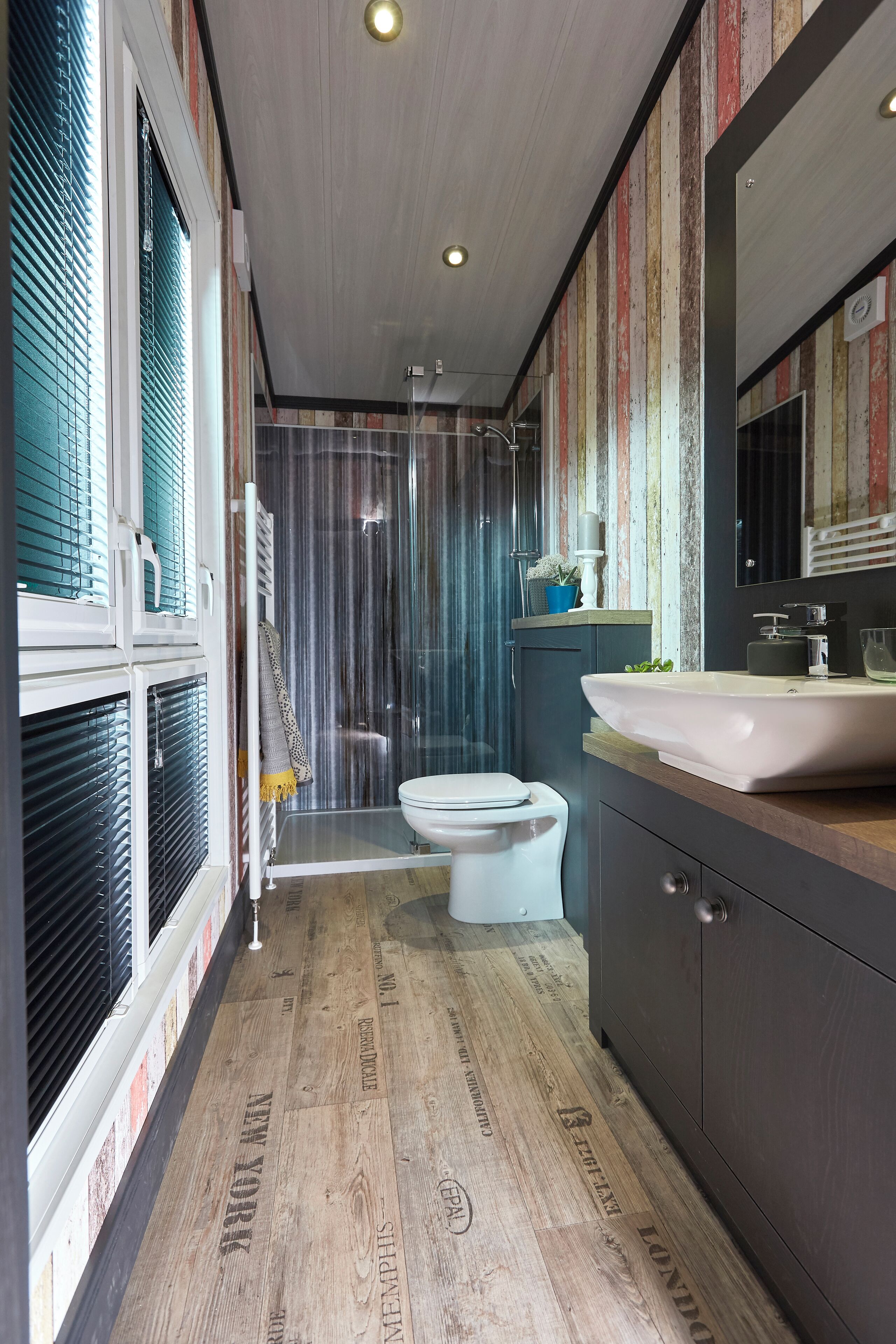 Ein modernes Badezimmer mit Dusche, Toilette und Waschtisch.