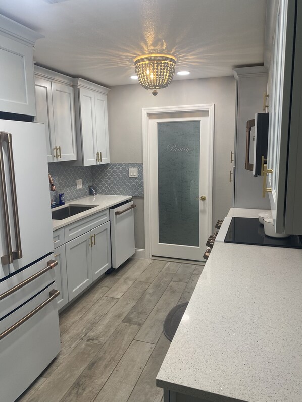 Refrigerador, microondas, horno y parrilla de estufa 