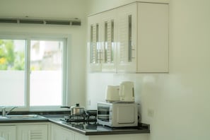 Refrigerador, microondas, placa de cocina, tetera/pava eléctrica