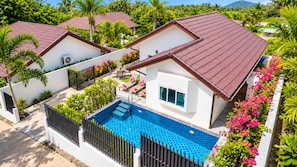 A residential property with a swimming pool, white walls, and a red roof. - Star villa 2 bedrooms /Private swimming pool for family (Tambon Chalong)