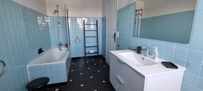 Een bad, toiletpapier