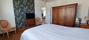 4 bedrooms, iron/ironing board, free WiFi