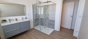 Bathtub, toilet paper