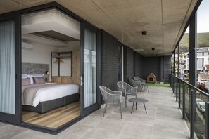 Suite estudio | Caja de seguridad en la habitación y decoración personalizada