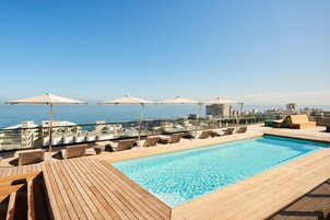 Piscine extérieure, chaises longues