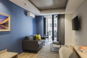 スーペリア スタジオ | リビング エリア | 56 インチのスマートテレビ (デジタル放送視聴可)、テレビ、ストリーミングサービス