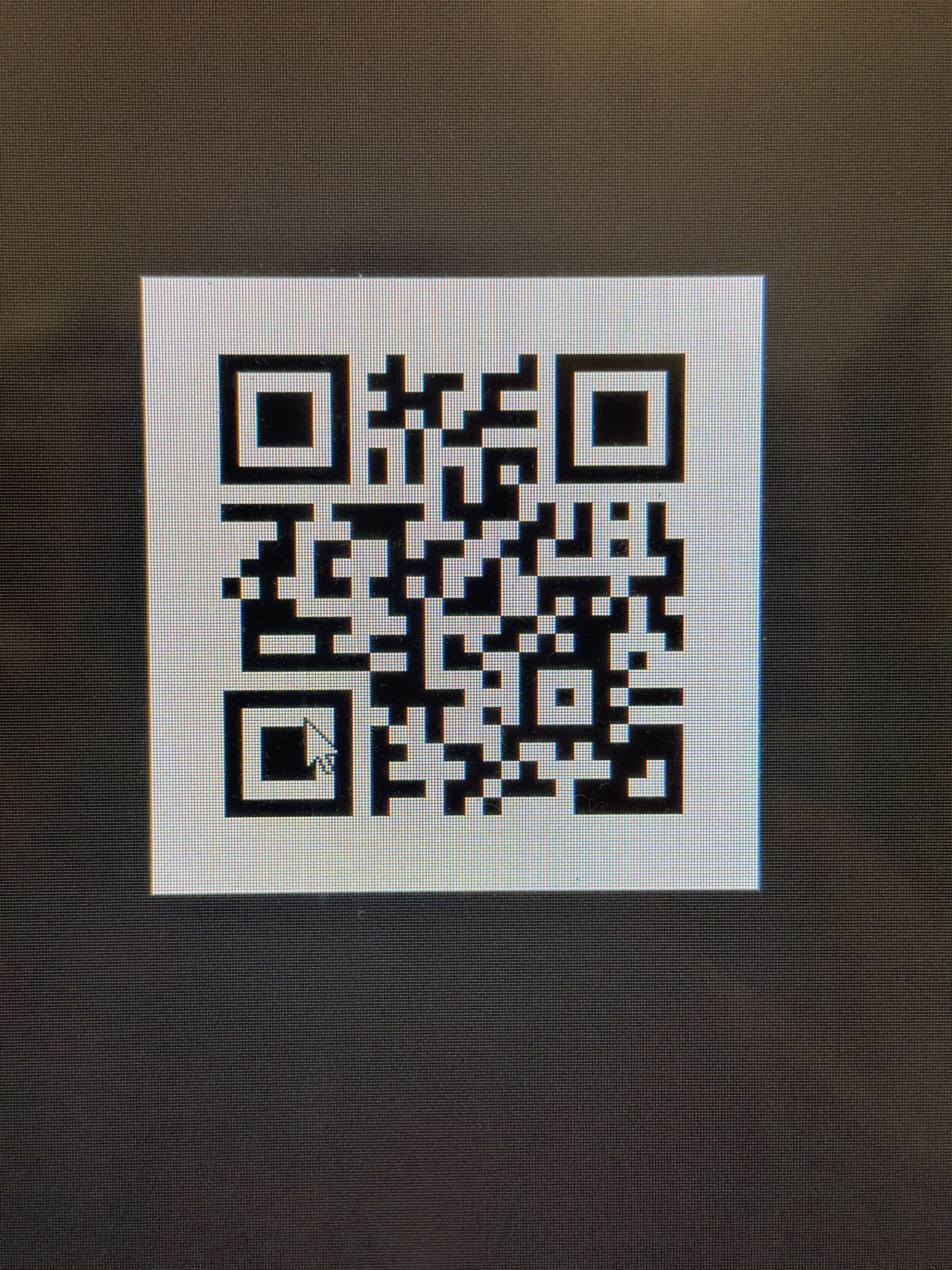 Un código QR sobre una superficie con textura.