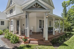 Exterior - Beautiful 4 bedroom home just 3 1/2 blocks from downtown & Lake Michigan (Charlevoix)