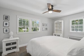 4 Schlafzimmer, Schreibtisch, Bügeleisen/Bügelbrett, Reisekinderbett