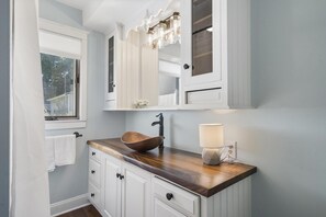 Interior - Beautiful 4 bedroom home just 3 1/2 blocks from downtown & Lake Michigan (Charlevoix)