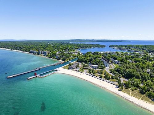 Beautiful 4 bedroom home just 3 1/2 blocks from downtown & Lake Michigan