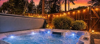 Relaxing Retreat •Hot Tub• Yard • Near Russian River • Dog–Guerneville Escape