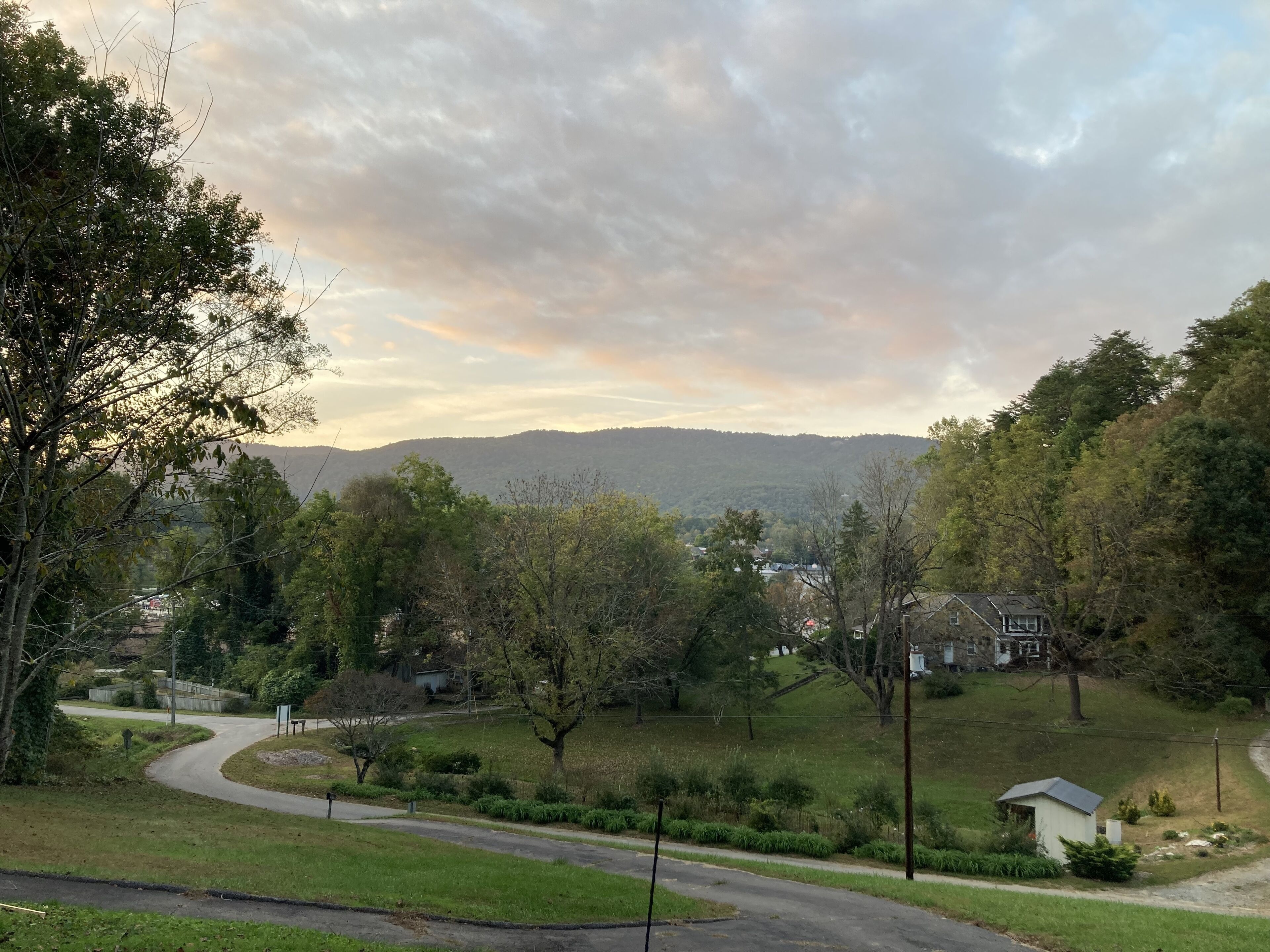 Cozy 2 bed / 2 bath conveniently located on a 1.2 acre lot with Mountain View’s.