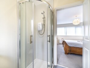 Shower, hair dryer, towels - Pass the Keys | Spacious 3BR Home | Parking | Cafes & Restaurants (Belfast)