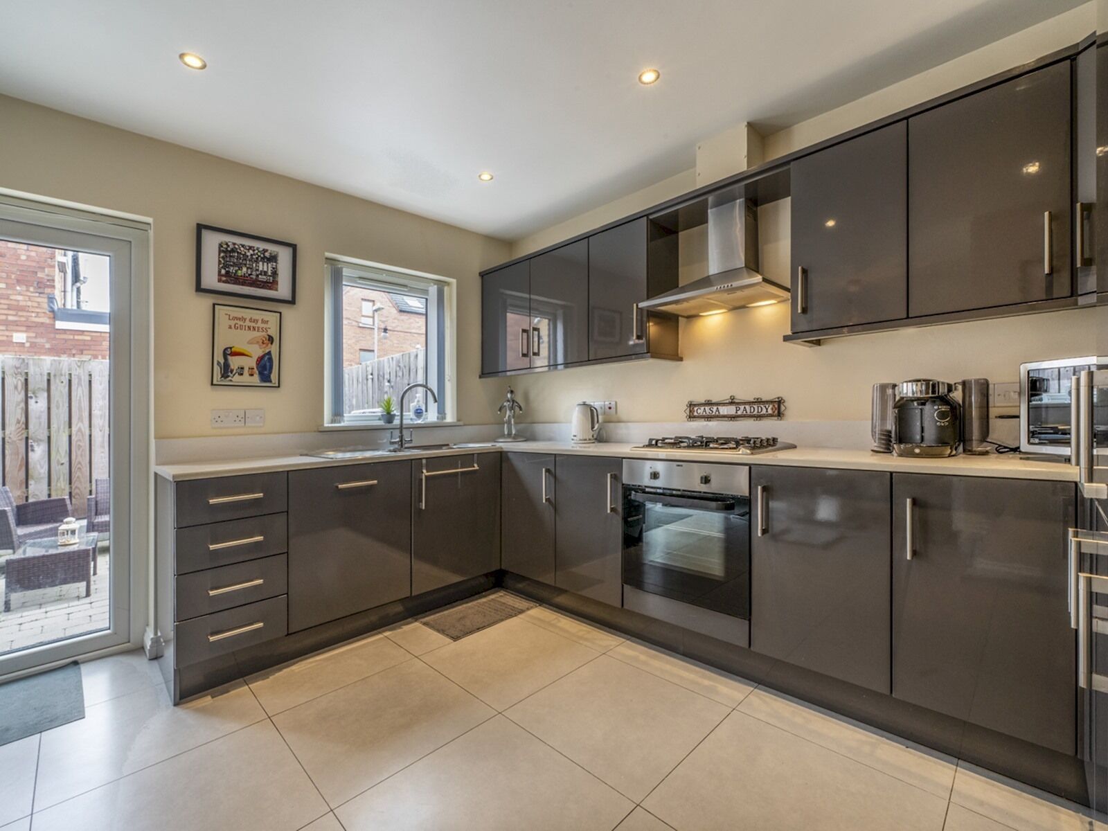 Réfrigérateur, micro-ondes, four, lave-vaisselle