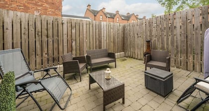 Pass the Keys | Spacious 3BR Home | Parking | Cafes & Restaurants