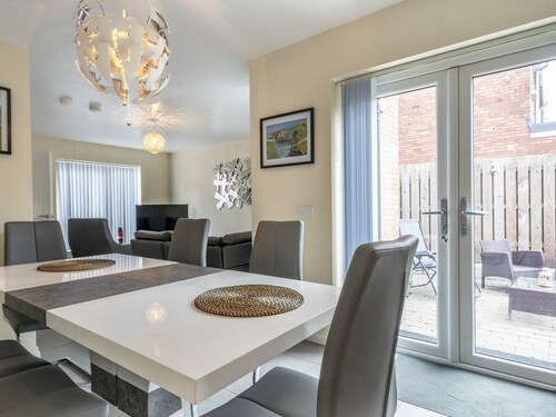 Pass the Keys | Spacious 3BR Home | Parking | Cafes & Restaurants