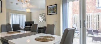 Pass the Keys | Spacious 3BR Home | Parking | Cafes & Restaurants