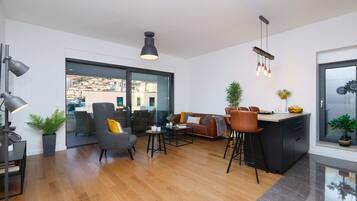 Apartemen (2 Bedrooms) | Area keluarga | Televisi layar datar 150-cm dengan saluran TV kabel, TV, dan Netflix