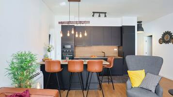 Apartemen (2 Bedrooms) | Area keluarga | Televisi layar datar 150-cm dengan saluran TV kabel, TV, dan Netflix