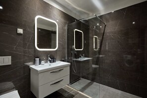 Appartement (2 Bedrooms) | Salle de bain | Douche, séchoir à cheveux, serviettes fournies