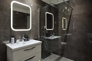 Apartment (2 Bedrooms) | Bathroom | Shower, hair dryer, towels