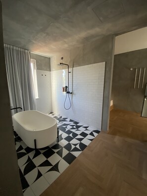 Suite, Bathtub | Bathroom | Shower, rainfall showerhead, hair dryer, bidet - RE-Versiliana (Pietrasanta)