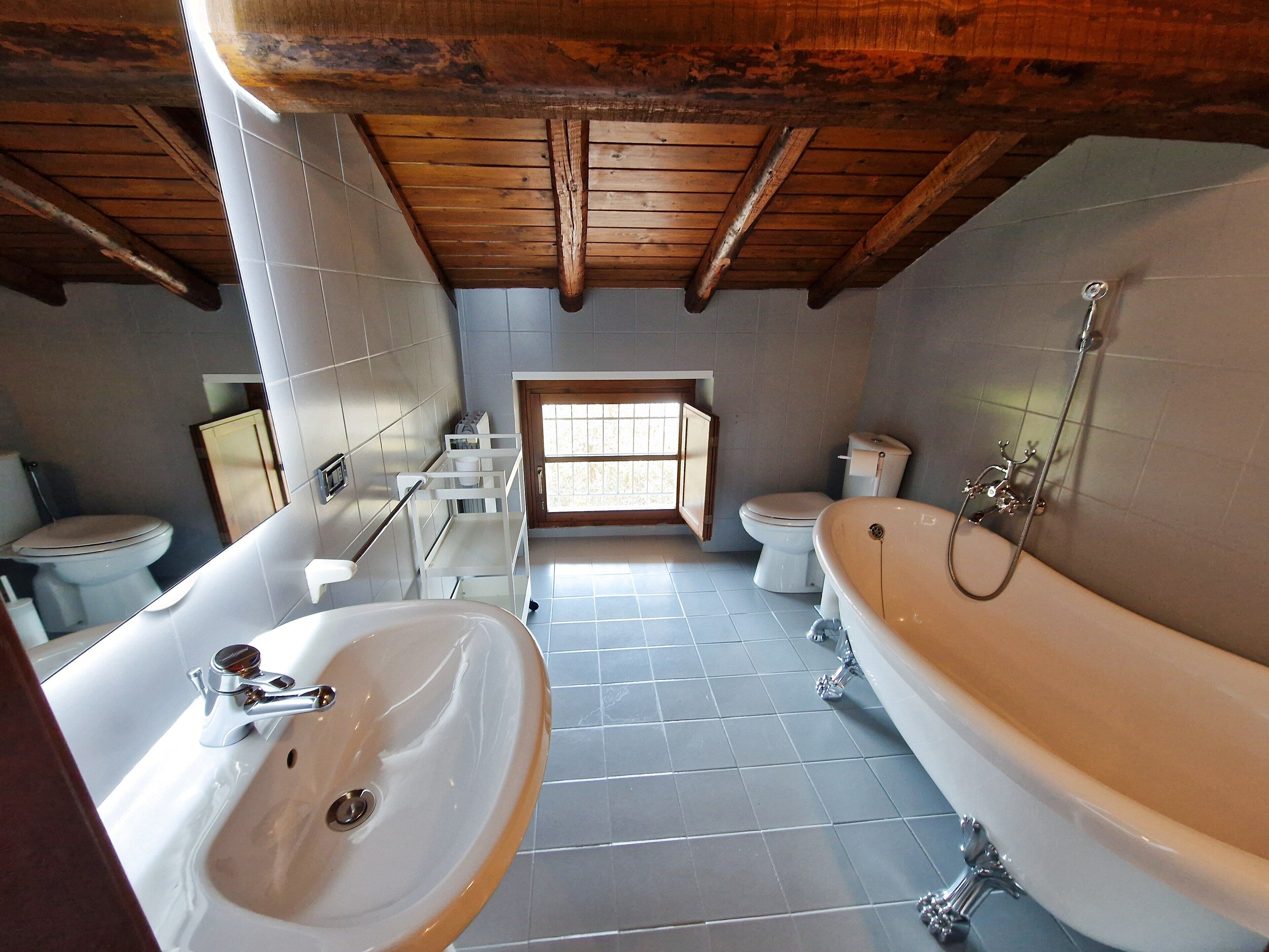Vasca, asciugacapelli, bidet, sapone