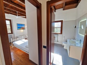 3 habitaciones, insonorización y tabla de planchar con plancha